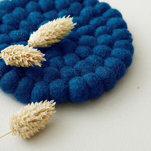 Posavasos de fieltro ecológico hecho a mano con forma de florero de comercio justo Moody Blue