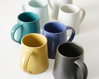 Grande tasse conique faite main en grès émaillé équitable