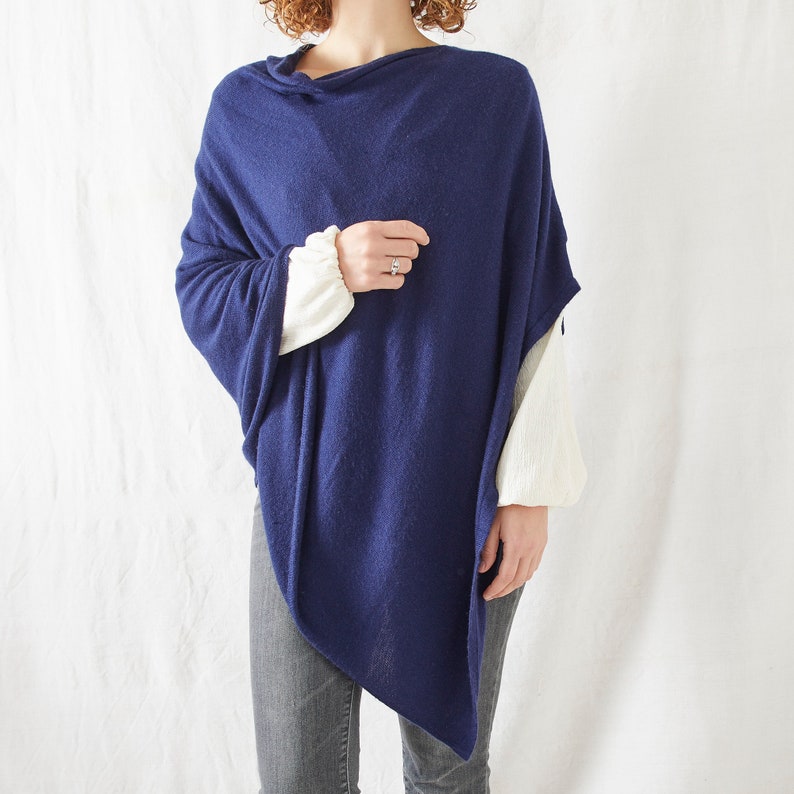 Poncho de luxe en laine mérinos douce et fine, issue du commerce équitable Bleu