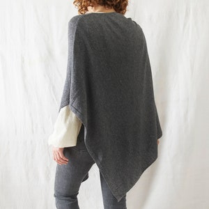 Poncho de luxe en laine mérinos douce et fine, issue du commerce équitable Dark Grey