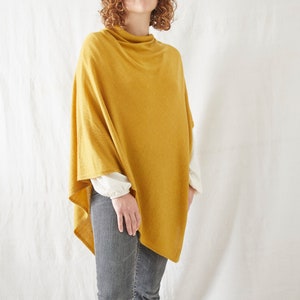 Poncho de luxe en laine mérinos douce et fine, issue du commerce équitable Jaune