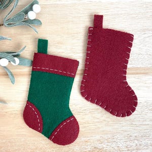Mini modello calza di Natale in feltro, modello porta soldi carta regalo, modello feltro natalizio, lavoretti natalizi, porta carte regalo, lavoretti in feltro