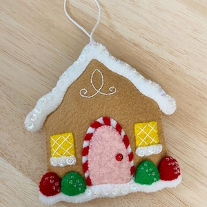 Modello di ornamento natalizio in feltro a forma di casa di pan di zenzero, decorazione per albero di pan di zenzero, modello PDF per applique in feltro, artigianato natalizio ricamato, cucito fai da te