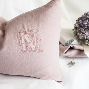 Puur linnen kussensloop met monogram stonewashed linnen beddengoed wit grijs linnen kussensloop biologisch beddengoed koning stonewashed kussensloop