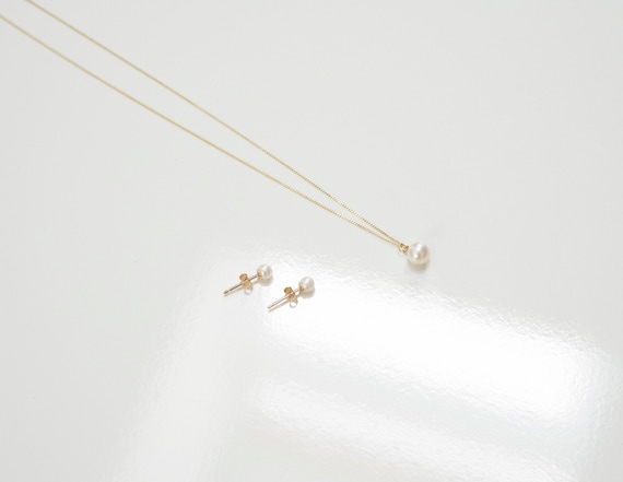 9ct Solid Yellow Gold Freshwater Pearl Set