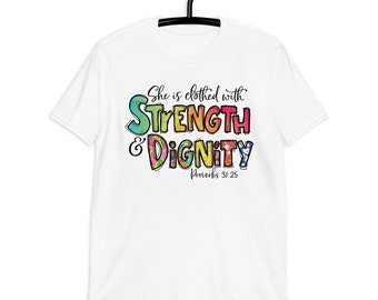 Maglietta cristiana, Lei è vestita, Proverbi 31:25, Prodotto negli Stati Uniti