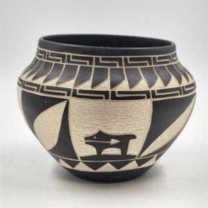 Jarrón de cerámica fetiche Laguna Pueblo, blanco y negro, de 18 cm de diámetro, con forma de corazón de ciervo, firmado por P. Lucario
