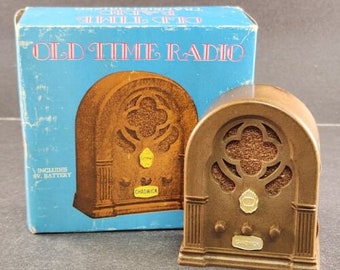 Old Time Radio Design Chadwick AM Transistor Radio 3.5" Tall Tested Works 9v