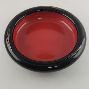 Cuenco japonés de madera lacada de 9 pulgadas, exterior negro, interior rojo, borde grueso, detalles dorados, vintage