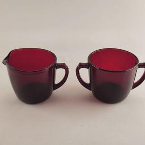 Set di lattiera e zuccheriera in vetro Royal Ruby Anchor Hocking R1700 con manici