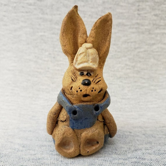 1970年代のヒント社製ウサギの置物：手描き、サイン入りミニ陶器彫刻