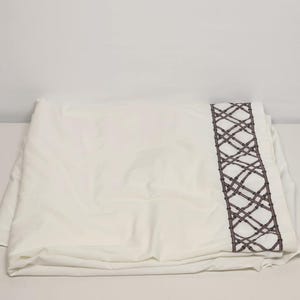 Martex Luxor Solid White Twin Flat Sheet z haftowaną brązową krawędzią z bambusa