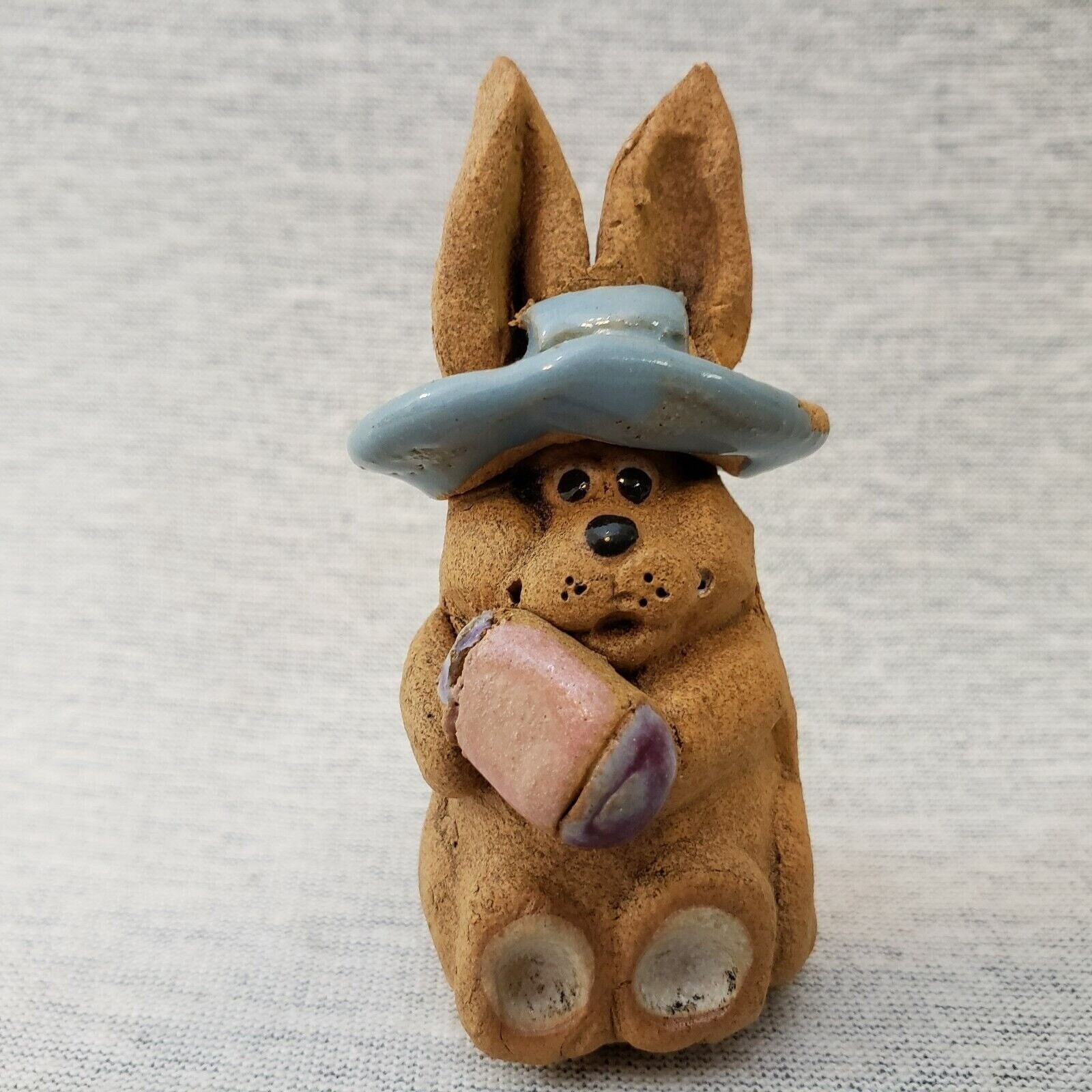 1970年代のヒント社製ウサギの置物：手描き、サイン入りミニ陶器彫刻