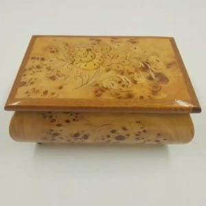 Caja de música Reuge con incrustaciones de madera, Italia, 4 x 5,5", reproduce la melodía "Memory Cats" de 18 notas.