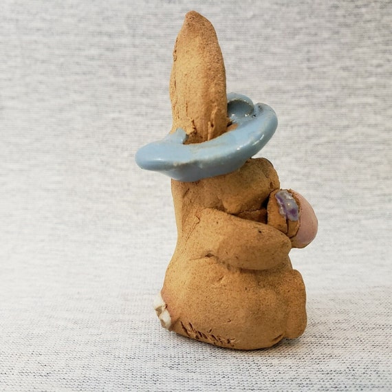 1970年代のヒント社製ウサギの置物：手描き、サイン入りミニ陶器彫刻