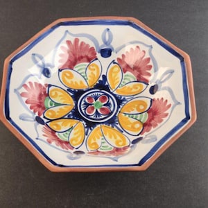 Bol fabriqué à la main en argile portugaise Redware : forme de polygone de 25 cm (10 po.) avec un motif floral traditionnel d'art populaire