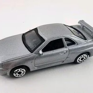 Miniatura de carro Nissan Skyline GT-R prata dos anos 2000 (escala 1/64)
