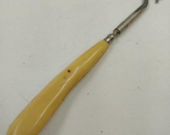 Herramienta para botones de zapatos y corsés de la década de 1900: hueso, baquelita, metal, mango de celuloide antiguo vintage