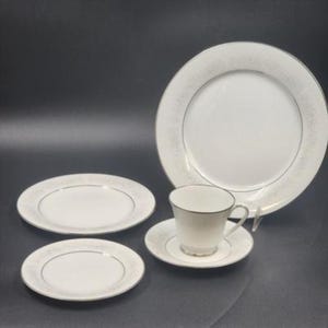 Juego de 5 cubiertos Noritake Cumberland blanco con borde floral, marcado con el número 2225 de Japón
