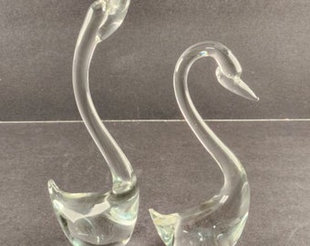 Paar handgeblazen Clear Art Glass Swan sculpturen lange nek 10" en 8" Vintage