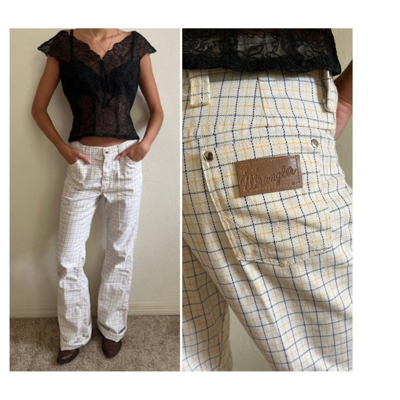 K&ouml;nnte beinhalten: Wei&szlig;e und gelbe karierte Wrangler-Hose mit einem braunen Leder-Patch auf der Ges&auml;&szlig;tasche.