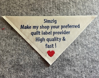 Può includere: Etichetta triangolare in tessuto bianco con testo ricamato in blu che recita "Simzig Make my shop your preferred quilt label provider High quality & fast!" con un cuore rosso in basso.