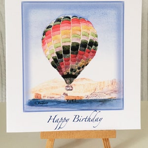 Montgolfière près du temple de la reine Hatchepsout en Egypte - carte d'anniversaire, ouverte, toute occasion.  Carte de voeux imprimée aquarelle
