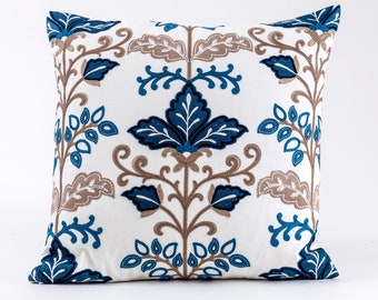 Kussensloop met geborduurde bloemen, linnen, blauw en bruin