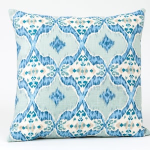 Funda de almohada Ikat, funda de almohada con rombos azules, tela Fabricut, fundas de almohada con detalles tribales, funda de almohada color aguamarina