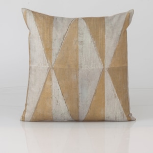 Geometrischer Kissenbezug, Gold und Beige Kissenbezug, Designer Kissenbezug, Leslie Jee Textiles, Jacquardgewebe, Kissenbezug mit goldenem Akzent
