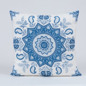 Schumacher Medaillon Kissenbezug, blau weißer Kissenbezug, Designerkissenbezug, Dekokissenbezug