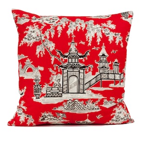 Friedlicher Tempel Chinoiserien-Kissenbezug, Waverly-Stoff, roter Kissenbezug, orientalischer Toile-Stoff, Kirschblüten-Design, rotes Akzentkissen