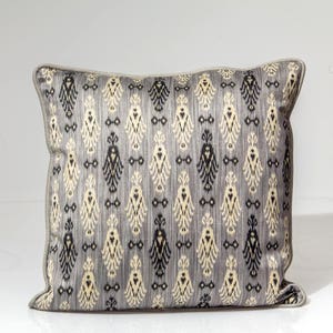 Fodera per cuscino ikat grigio, tessuto Kravet, fodera per cuscino con accenti grigi, fodera per cuscino di design, fodera per cuscino etnica grigia, cuscino decorativo,