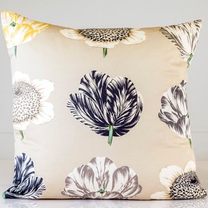 Funda de almohada floral, tela de reproducción de Williamsburg colonial, flores negras, blancas y amarillas sobre fondo beige.