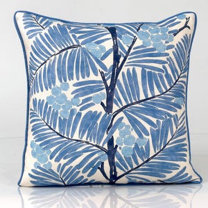 Brunschwig & Fils Palmer Kissenbezug: Blaues Akzentkissen aus Leinen