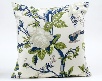 Peut inclure: Coussin carré décoratif avec un motif floral et d'oiseaux. Le coussin présente un fond blanc avec des illustrations botaniques bleues, vertes et grises. Le motif comprend de grandes fleurs, des feuilles et des oiseaux, créant un look classique et élégant.