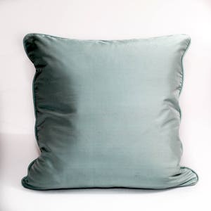 Pode incluir: Uma almofada macia de cor azul claro com uma textura lisa e sedosa.