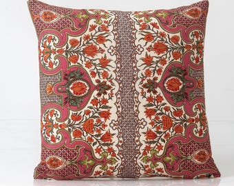 Örngott i korallrött, blommigt batikmönster, Brunschwig & Fils linne, marockansk design
