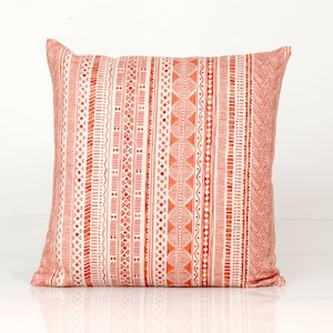 Koraalkussenhoes, Jane Churchill-stof, geometrische kussensloop, roze kussensloop, rood accentkussen, kussen Tarostreep, koraalkussen