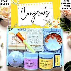 Könnte beinhalten: Eine Geschenkbox gefüllt mit Selbstpflegeartikeln, darunter eine Badebombe, Seife, eine Gesichtsmaske und eine Kerze. Die Box ist mit einer gelben Karte verziert, auf der "Herzlichen Glückwunsch" steht.