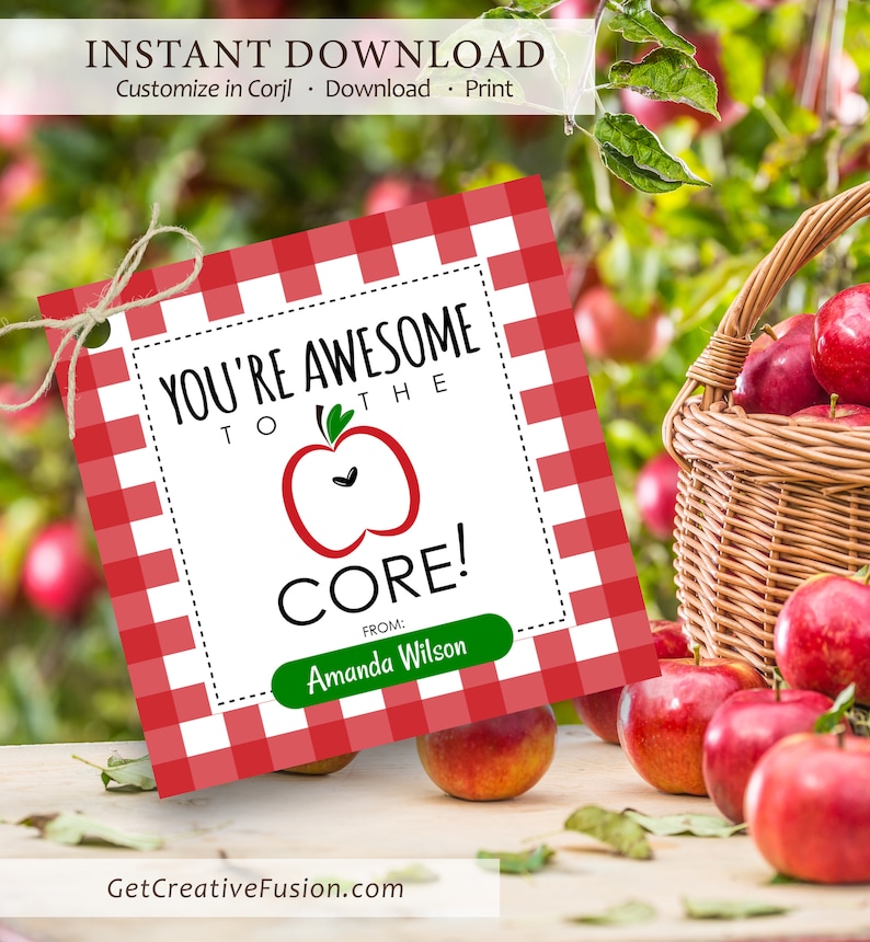 Op de afbeelding: Rood-wit geblokt cadeau-etiket met de tekst "You're Awesome to the Core!" en een rode appelafbeelding. Het etiket heeft ruimte voor een naam en de tekst "From:" onderaan.