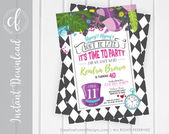 Könnte beinhalten: Eine Mad Hatter-Partyeinladung mit einem schwarz-weiß karierten Hintergrund. Die Einladung zeigt einen rosa und violetten Hut mit einer Uhr, eine Taschenuhr und den Text "Hurry! Hurry! Don't Be Late It's Time To Party... And We Can't Wait! Kendra Brown is turning 40 April 11th 6:00 PM Please join us for a Mad Tea Party! Wilson Home 1054 Peachtree Street Woodstock, GA 12345 Dinner will be served RSVP: Jill Wilson 425-555-7890"