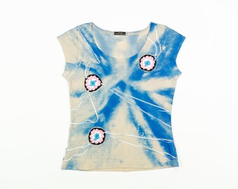 Y2K Tie Dye T-Shirt / Vintage CROCHET FLOWERS Short Sleeve Crop Top / Blue + Beige T-Shirt / Size Small Medium