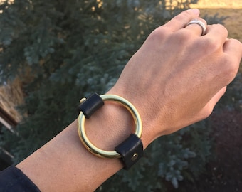 Pulsera personalizada con anillo de latón y correa de cuero de bisonte/búfalo - Estilo personalizado