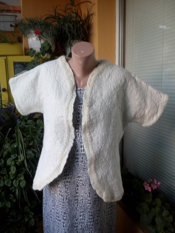 Veste en lainage rouge feutrée, manteau de feutre rouge pour femme, cadeau de la Saint Valentin, les vêtements feutrés, veste en laine mérinos, veste Veste en lainage rouge feutrée, manteau de feutre rouge pour femme, cadeau de la Saint Valentin, les vêtements feutrés, veste en laine mérinos, veste