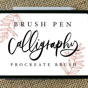 Puede incluir: Una tableta digital muestra la palabra "Calligraphy" en elegante escritura negra, con "Brush Pen" y "Procreate Brush" arriba y abajo. Delicados acentos florales rosas enmarcan el texto. Un lápiz óptico descansa en el borde de la tableta, sobre un fondo tejido.