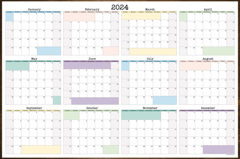 Op de afbeelding: Een printbare kalender voor 2024 met een andere kleur voor elke maand. De kalender is verdeeld in 12 secties, &eacute;&eacute;n voor elke maand. Elke maand heeft een kop met de naam van de maand en de dagen van de week. De kalender is ontworpen om te worden afgedrukt en te gebruiken als een wandkalender.
