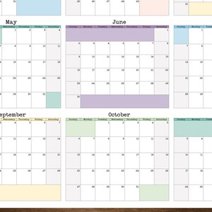 Op de afbeelding: Een printbare kalender voor het jaar met elke maand op een aparte pagina. De kalender is in een eenvoudige, minimalistische stijl met witte vakjes op een lichtblauwe achtergrond. De maanden zijn in zwarte tekst bovenaan elke pagina gelabeld. De dagen van de week zijn in zwarte tekst bovenaan elke kolom gelabeld. De nummers voor elke dag van de maand zijn in zwarte tekst.