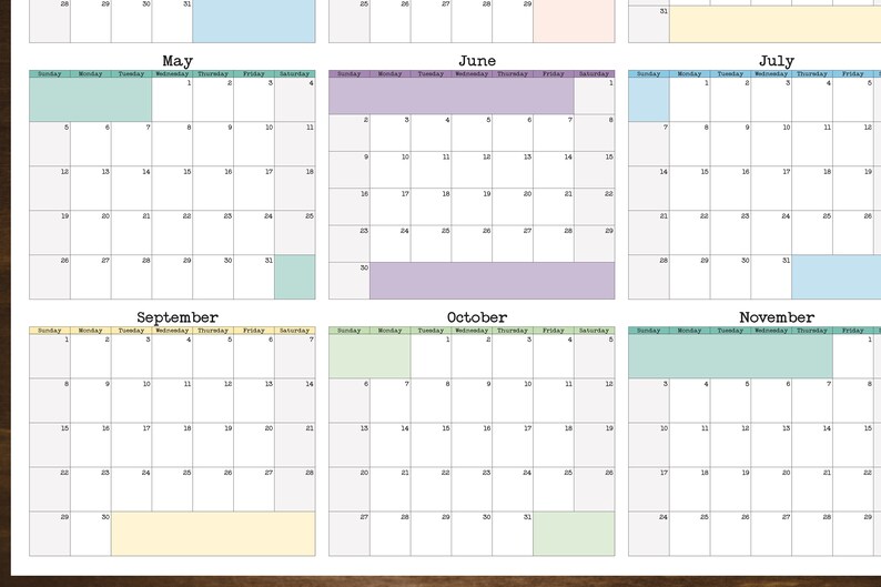 Op de afbeelding: Een printbare kalender voor het jaar met elke maand op een aparte pagina. De kalender is in een eenvoudige, minimalistische stijl met witte vakjes op een lichtblauwe achtergrond. De maanden zijn in zwarte tekst bovenaan elke pagina gelabeld. De dagen van de week zijn in zwarte tekst bovenaan elke kolom gelabeld. De nummers voor elke dag van de maand zijn in zwarte tekst.