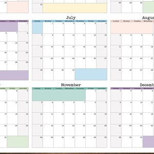 Op de afbeelding: Een printbare kalender voor juni, juli, augustus, oktober, november en december. Elke maand wordt weergegeven in een apart raster met de dagen van de week met labels. De kalender is ontworpen met een licht houten achtergrond en pastelkleurige vakjes voor elke dag.
